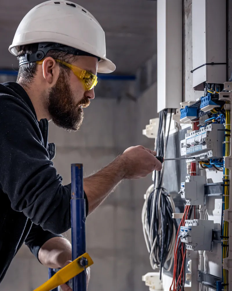 Elektriker bei der Arbeit